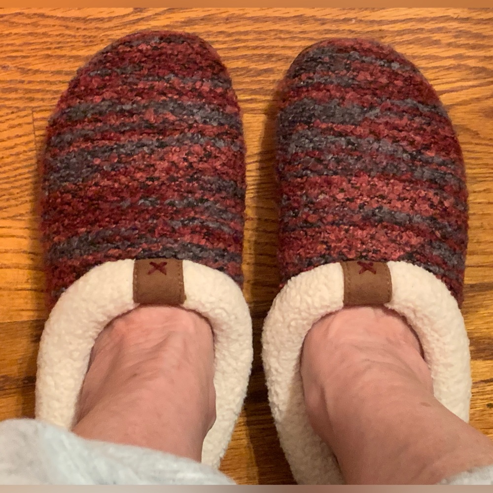 NWOT DEARFOAMS FAUX FUR SLIPPERS - SZ MED 7-8 - Picture 6 of 6